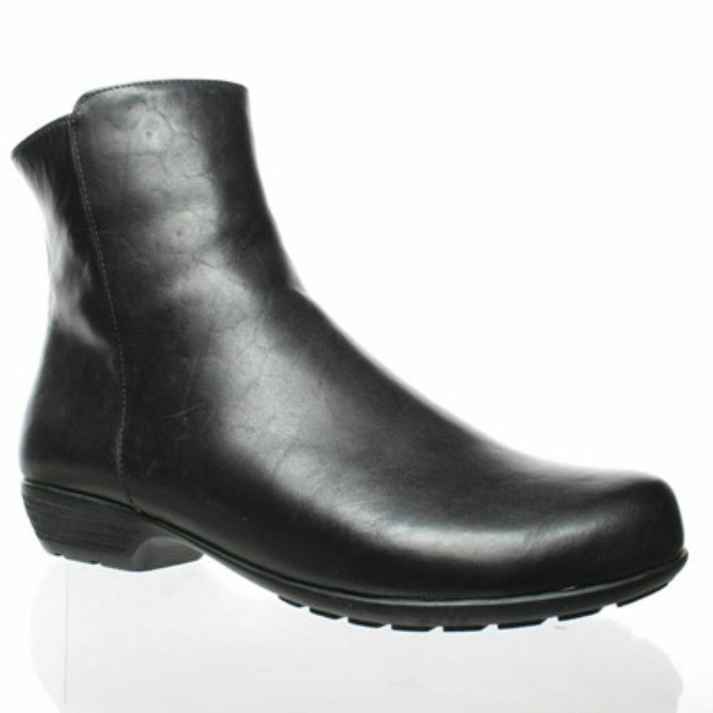 WALKING CRADLES BLACK LEATHER BOOTIES 10.5 WW